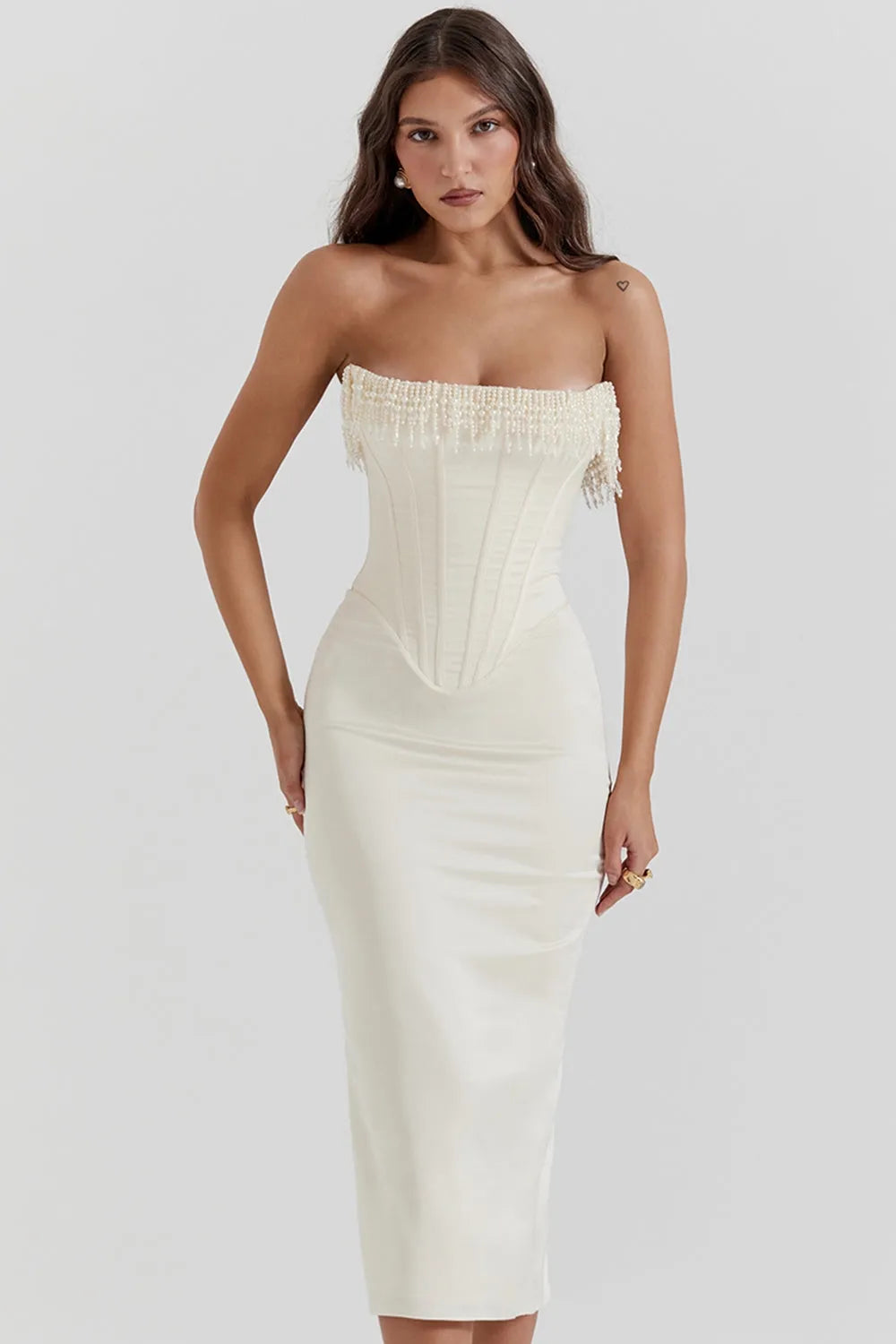 Vestido Midi Branco Com  Fileiras de Pérolas  - Liviele