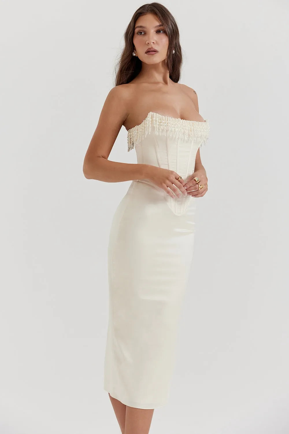 Vestido Midi Branco Com  Fileiras de Pérolas  - Liviele