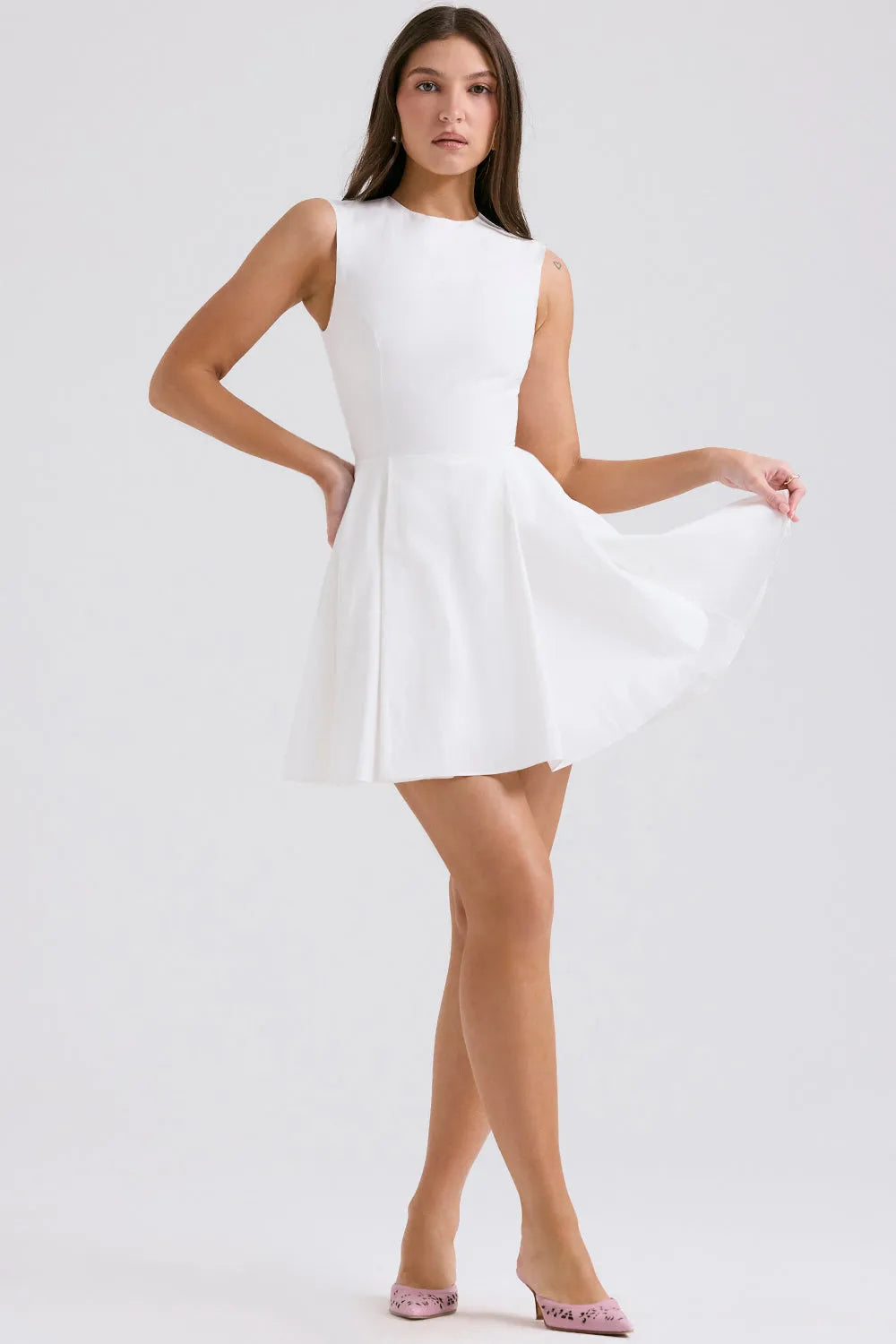 Vestido_Curto_Plissado_de_Algodao_Branco_-_Liviele_1.jpg